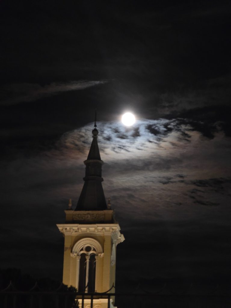 Torre de los Maristas Champagnat de Guadalajara, de noche, con la luna.